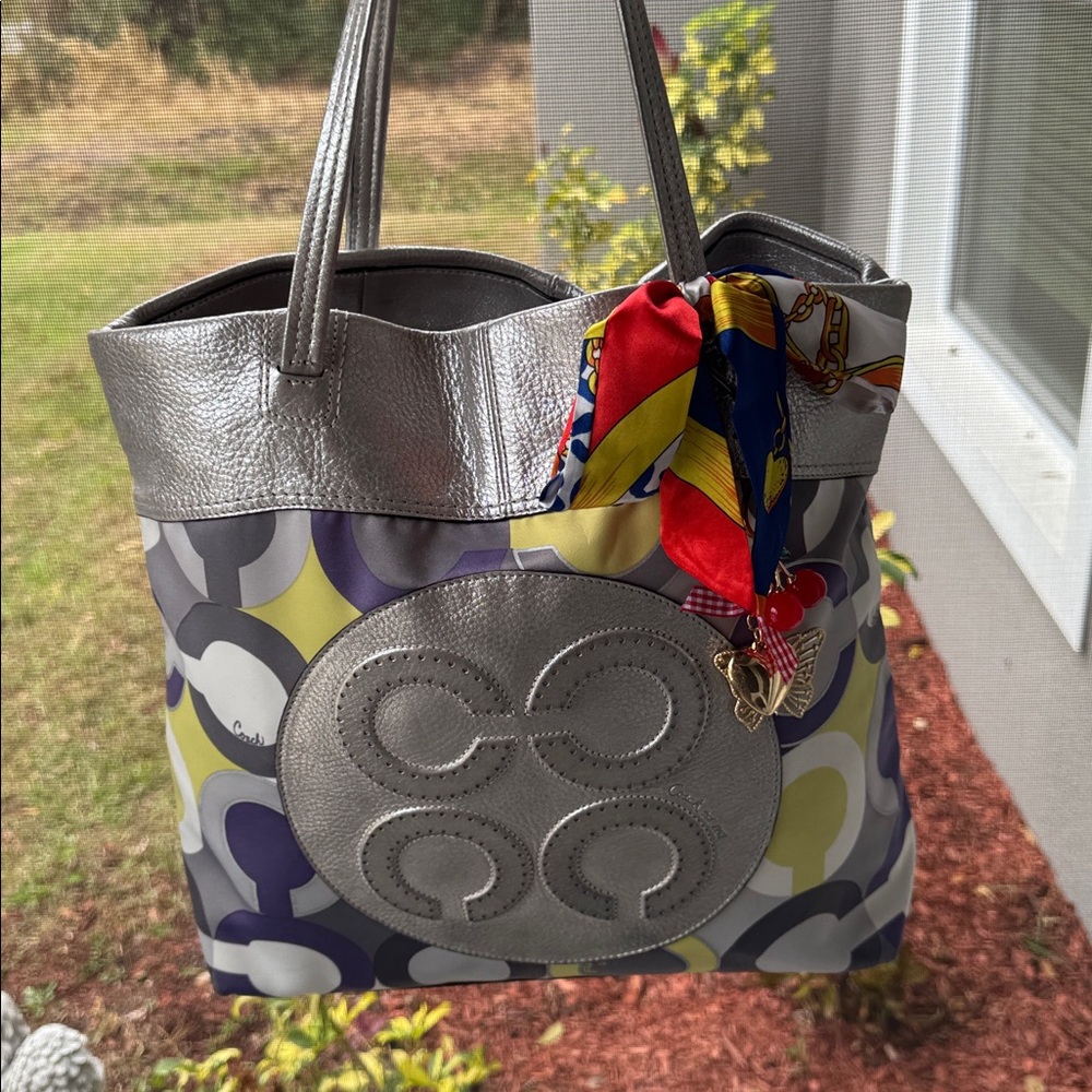 Collectible Vintage 2010 COACH Julia OP Art Signature no hang🔖